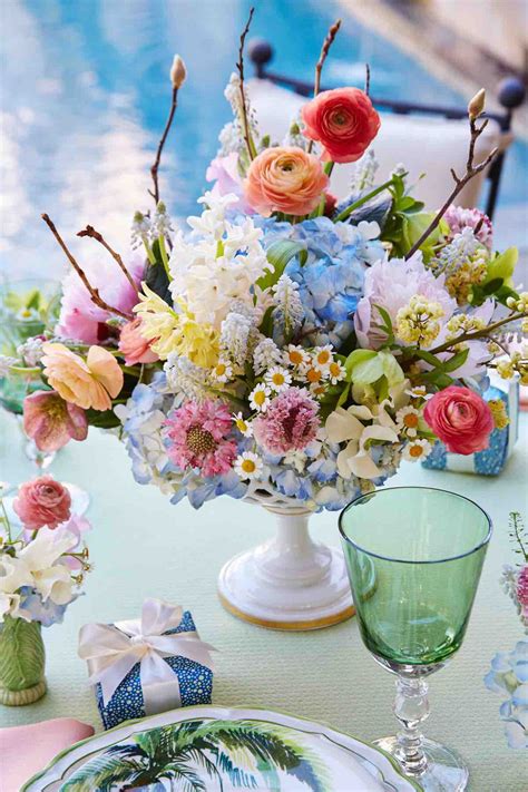 Many phenomena that might be used as kigo are similar throughout much of the world, such as the blooming of flowers and trees in the spring. Spring Flower Arrangements - Flower Magazine | Home ...