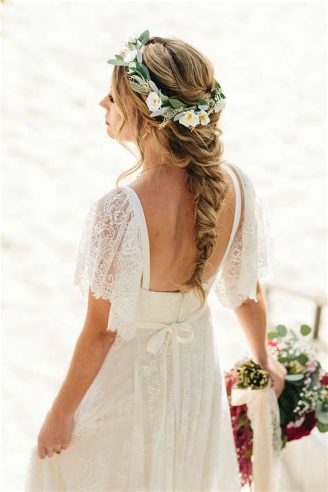 9 Casual Beach Wedding Hairstyles With Flowers