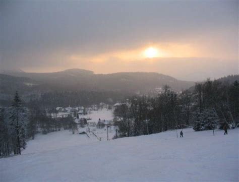 Polevsko ist eine alte glasgemeinde mit einem markanten höhenunterschied 3km nordwestlich von der stadt nový bor. Ski areál Polevsko - sjezdovky, sníh, počasí, webkamera ...