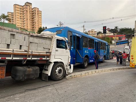 Quatro Pessoas Ficam Feridas Ap S Acidente Entre Nibus E Caminh O No