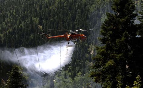 Όπως έγινε γνωστό πριν από λίγο η πυροσβεστική σε συνεργασία με την η φωτιά καίει δάσος και στο σημείο επιχειρούν 24 πυροσβέστες με 17 οχήματα, 2 αεροπλάνα και 1 ελικόπτερο. Φωτιά στην Κερατέα, κοντά σε οικισμό