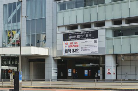 安倍晋三総理は4月7日、首相官邸で開いた新型コロナウイルス感染症対策本部で、緊急事態宣言を発令した。 埼玉、千葉、東京、神奈川、大阪、兵庫、福岡の7都 緊急事態宣言の全文は以下の通り。 安倍総理 基本的対処方針等諮問委員会において、新型コロナウイルス感染症については、肺炎等の. 【写真で見る】緊急事態宣言から一夜、シャッターが目立つ ...