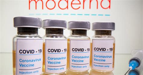 The rash has not shown up for the recipients of the pfizer or johnson & johnson vaccines and so far, side effects for both pfizer and moderna vaccines seem to be almost identical, apart from this. Only 10 people who've gotten Moderna's COVID-19 vaccine ...