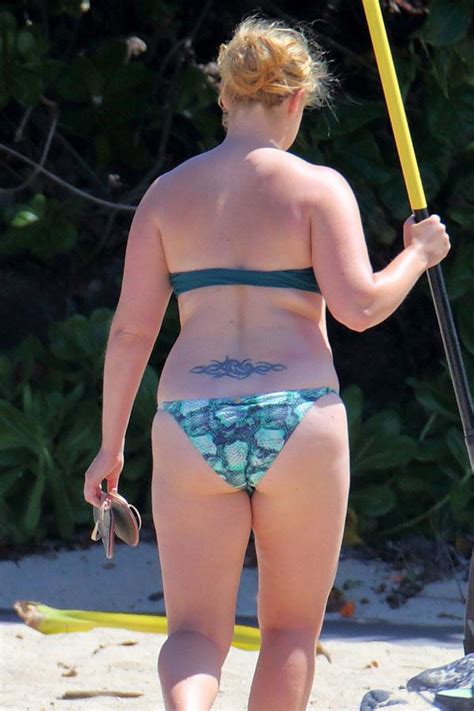 Comedian Amy Schumer Rocks A Teeny Bikini During Girls Trip To Hawaii