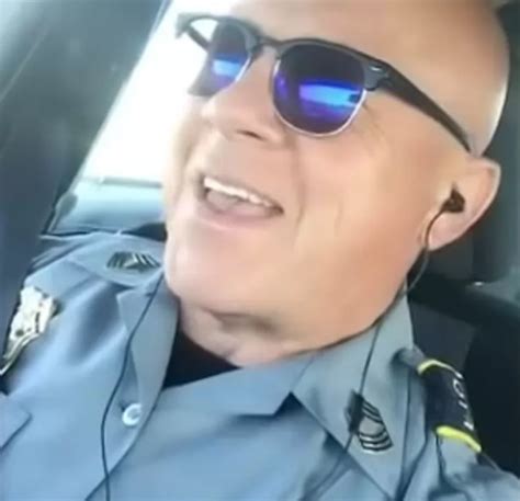 Police Officer Sings Lionel Richies Song In Squad Car And Earns