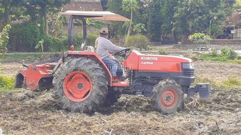 Mesin Traktor Besar Traktor Roda Empat Kubota L4400 Mengolah Lahan