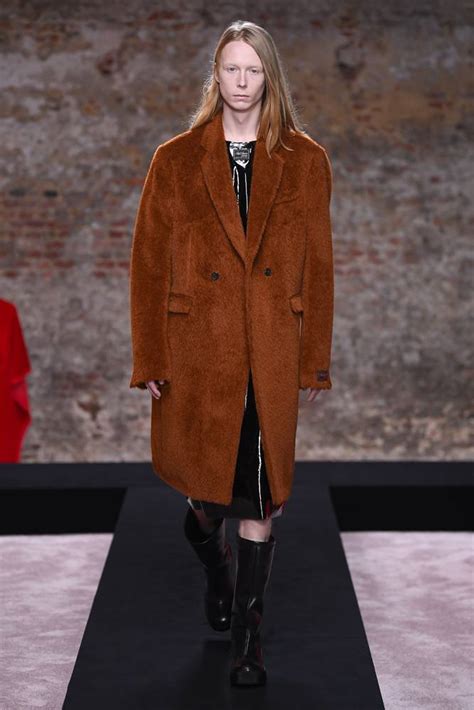 Le Défilé Raf Simons Femme Automne Hiver 2022 2023