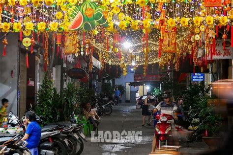 Tết thanh minh hay tiết thanh minh là một ngày lễ để con cháu tỏ lòng thành kính với ông bà tổ tiên. Tết gõ cửa, thành phố Hồ Chí Minh thay "áo mới" chào đón ...