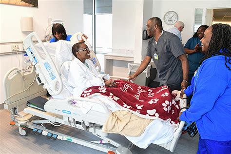 Applause For First Inpatient In Emory University Hospital Tower