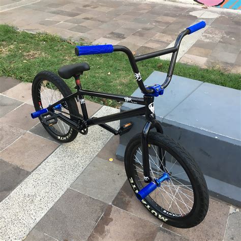The bike is designed with 8 inches high ride handlebars and a 48mm stem for a precise riding experience. BMX EXPERT DARK BLUE - THE BOOM TEAM