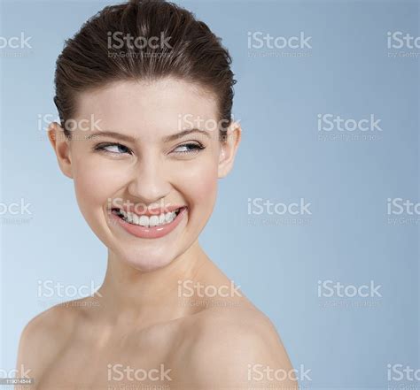 ヌードのクローズアップ Womans の顔 笑顔のストックフォトや画像を多数ご用意 iStock