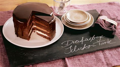 .rezepte vor und zeigen dir die beliebtesten torten, kuchen und desserts für jeden anlass. Rezept: Dreifarbige Schoko Torte von Dr. Oetker | Kuchen ...