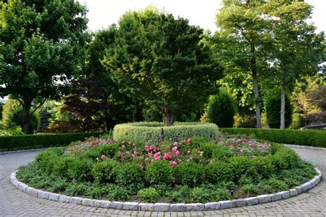 Circular Driveway Landscape Design For Your Home Driveway Landscaping