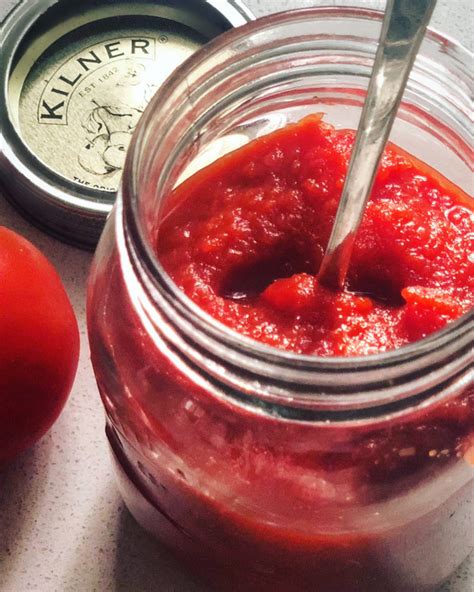 Homemade tomato purée recipe • Nuush