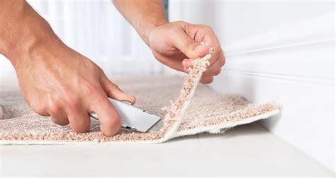 Regualr utility knives will cut carpet, but they dull quickly. The Best Carpet Knife Reviewed for 2020 - KnifeBuzz
