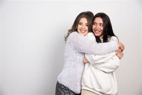 Dos Amigas De Pie Y Abrazándose Foto Gratis