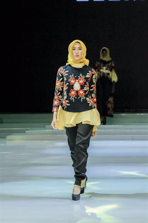 Model baju atasan wanita untuk bekerja memang lebih resmi dan berbedan degan model baju muslim atasan lain nya. 60+ Model Baju Batik Atasan Wanita Kombinasi Terbaru 2020