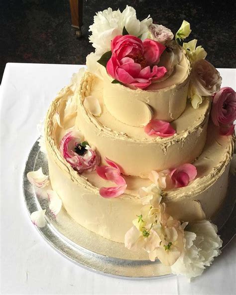 Herzogin meghan und prinz harry haben in einem am sonntagabend (ortszeit). Royal Wedding: la torta nuziale di Harry e Meghan con i ...