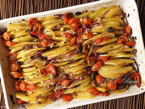 In una padella capiente meglio se antiaderente fate altre ricette di cernia cernia ai fiori di zucca cernia al cartoccio cernia al cartoccio (2) cernia al forno cernia al forno (2) cernia allarancia cernia. Patate al forno con pomodorini, olive e cipolle - PTT Ricette