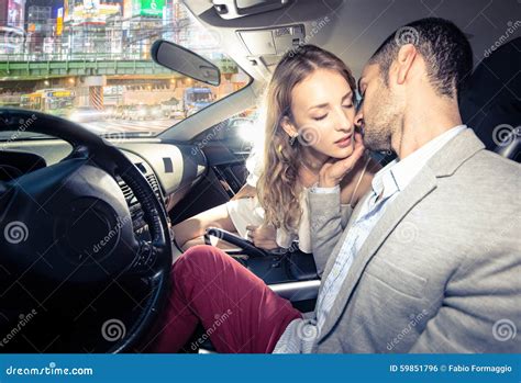 亲吻在汽车的夫妇 库存照片 图片 包括有 激情 白种人 人们 愉快 敞篷车 生意人 驾驶舱 59851796