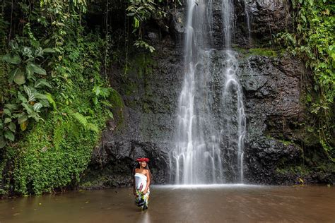 Schöne Junge Tahitianerin Vor Wasserfall Bild Kaufen 71354930