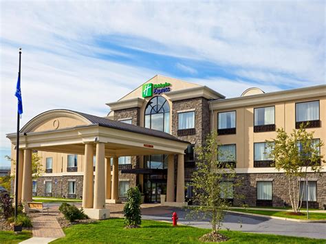 Hotel in Chester, NY with Pools | Holiday Inn Express & Suites Chester