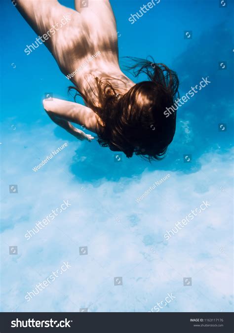 Naked Woman Dive Ocean Underwater Tropical Foto Stock Editar Agora