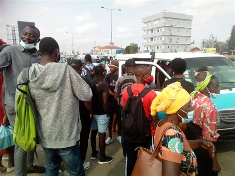 Taxistas Transportam Passageiros Gratuitamente Em Luanda Angorussia
