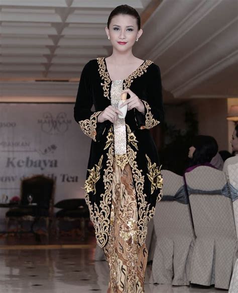 Rok dengan lingkip sungkup 5. 25 Inspirasi Kebaya Hitam Elegan - Jual Baju Brokat & Kebaya Modern Untuk Pesta, Pengantin ...