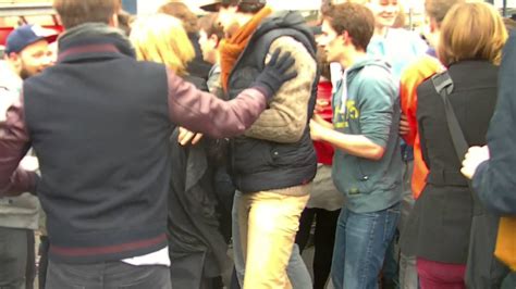 Compare english wrangle and low german wrangeln. Rangeln vor dem Bahnhof in Münster - YouTube
