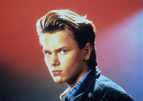 Check out this biography to know about his childhood, family life, achievements and fun facts about him. River Phoenix Der Fruehe Tod Des Jungen Schauspielers A