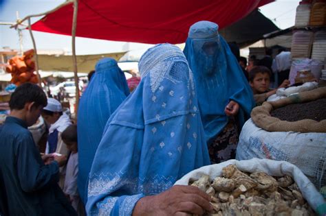 حركة طالبان تأمر النساء بارتداء البرقع في الأماكن العامة Maroc 24