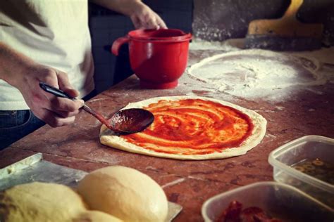 Prepare A Pizza Típica Italiana Com Suas Próprias Mãos