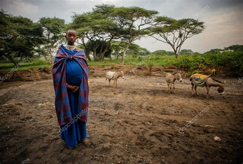 Mujer De La Tribu Embarazada Con Ropa Tradicional