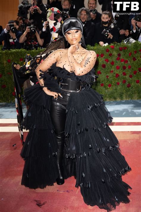 Nicki Minaj Displays Her Huge Boobs At The Met Gala In Nyc