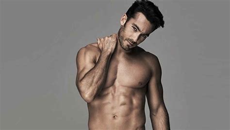 el actor aarón díaz se deja ver en ropa interior muy sexy telemundo