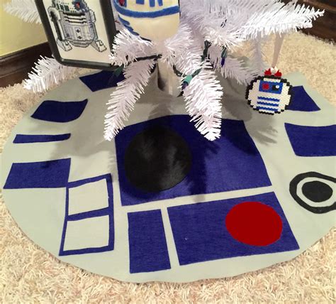 Roll around and shake (use paper towel to cover the top) until the. R2D2 tree skirt | Star wars decor, Star wars christmas ...