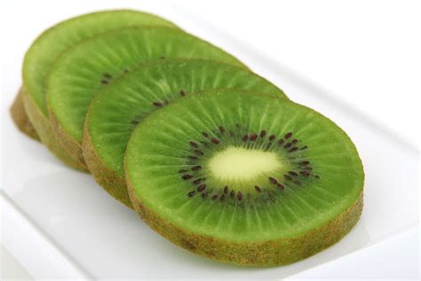How To Cut A Kiwi Fruit With 3 Simple Kitchen Tools Misen