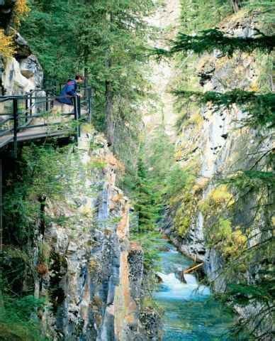 If you would also like to be close to the water, a few of the vacation rentals with a pool are within 2 kilometres of the waterfront. Johnston_Canyon | Banff Beaver Cabins
