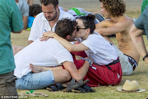 Daisy Ridley Shares A Kiss With Babefriend Tom Bateman At BST Festival Daily Mail Online