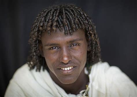 Warriors of the nomadic afar tribe wear their hair long and carry large curved daggers, known as jile. Afar Tribe Man, Afambo, Ethiopia | Tribes man, Ethiopian ...