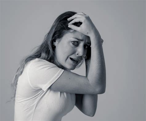 Retrato Blanco Y Negro De La Sensación Triste Y Deprimida De La Mujer
