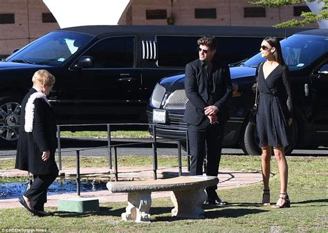 Robin Thicke Overcome With Emotion At Father Alan Thicke S Funeral In Santa Barbara Daily Mail