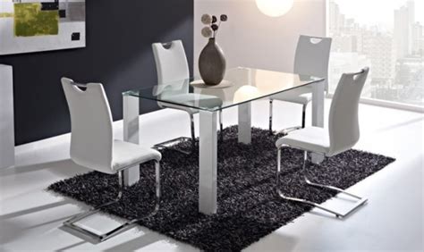 El modelo dina viene con 6 sillas estructuradas de metal y una mesa con tablero de vidrio templado combinable con los interiores más modernos. Catálogo de Muebles Rey 2018 - Tendenzias.com