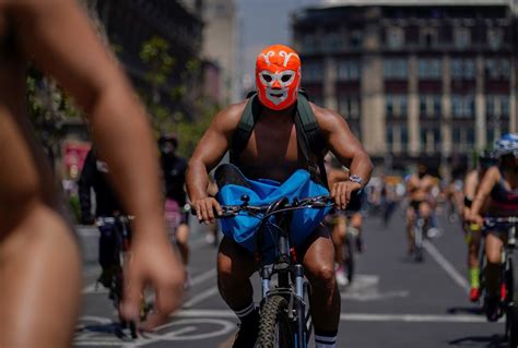 Cientos de ciclistas rodaron desnudos en México Madrid y Londres por la seguridad vial Clarín com