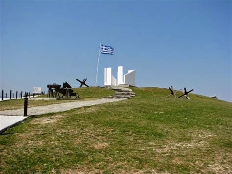 Είσοδος άκαμπα φρούριο (κάστρο της άκαμπα, mamluk κάστρο, φρούριο) και σημαία της αραβικής εξέγερσης. Earth Locations: ΜΟΝΕΜΒΑΣΙΑ - ΛΑΚΩΝΙΑ - ΠΕΛΟΠΟΝΗΣΟΣ ...