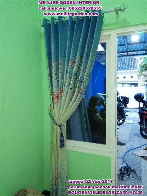 Ada juga opsi untuk menghilangkan dinding atau pintu kokoh yang memisahkan dua area dan menghubungkan ruang secara visual. Model Gorden Pembatas Ruangan | Gambar Desain Rumah Minimalis