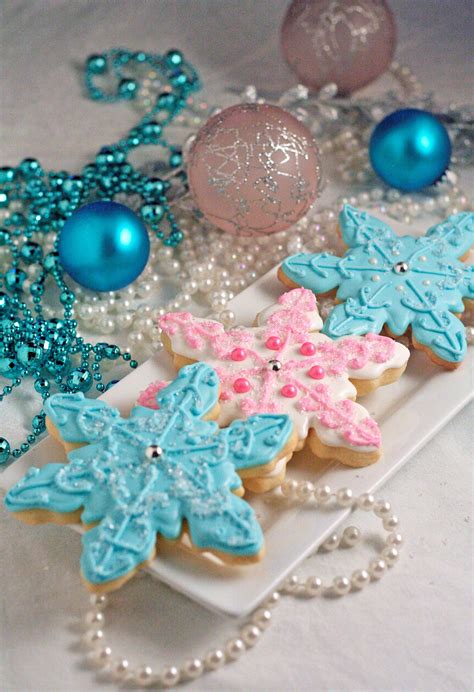 We're using my classic sugar cookies and dressing them up i love royal icing, but it can be pretty particular sometimes. Christmas Sugar Cookies with Royal Icing - Snowmen and ...