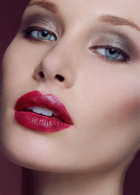 Red Lips Make Up Smoky Eye Maquillage Glamour Idée Maquillage