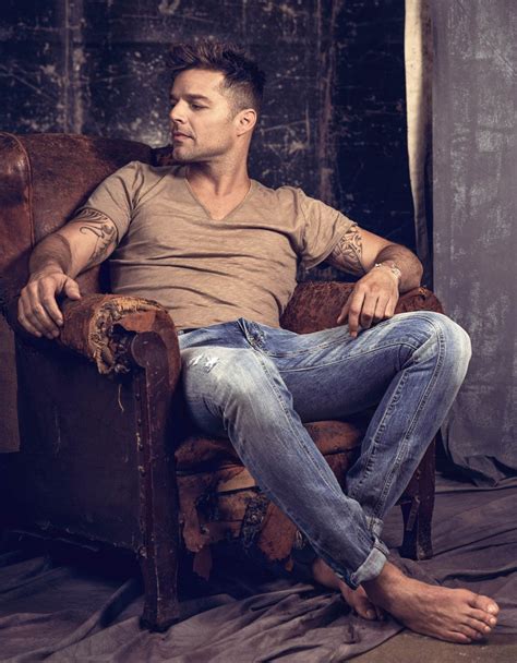 Pin By Roger D Maes On Pies Cool Hairstyles For Men Barefoot Men Ricky Martin